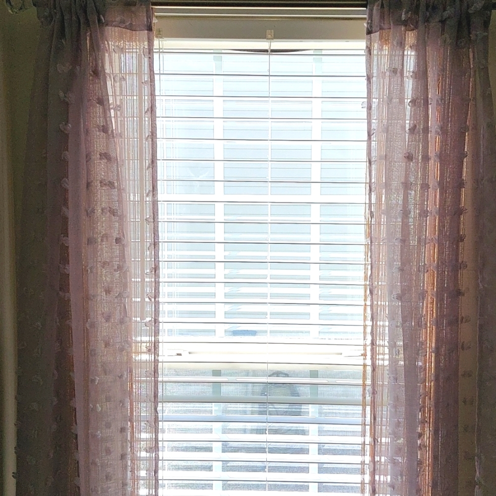 Curtain - Picture 3 of 5